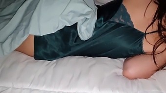 A Buceta Molhada Da Minha Meia-Irmã Amadora É Fodida Por Mim Em Seu Quarto