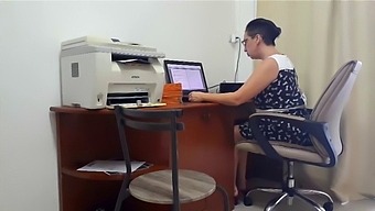 Hd Video Of Office Secretary And Boss Indulging In Cunnilingus