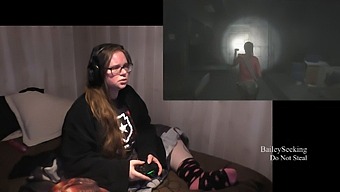 ดูการถอดเสื้อผ้าในขณะที่เล่นผ่านภาค 3 ของ Resident Evil 2