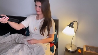 Mostohaanyát Rajtakapták, Amikor Mostohafiával Kényezteti Magát