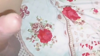 立ったままの体位で後ろから中出し
