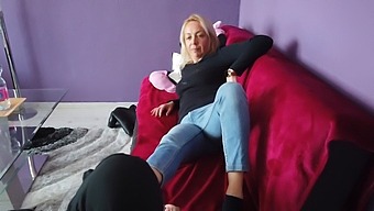 Blondínka Prvýkrát Obdivuje Svoje Nohy.