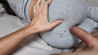 Der Intime Moment Der Stiefmutter Und Des Stiefsohns Verwandelt Sich In Eine Unerwartete Sexuelle Begegnung