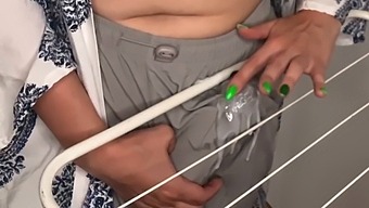 Con Trai Kế Chứng Kiến Dương Vật Lớn Của Mẹ Kế Cọ Xát Với Máy Sấy Quần Áo Trong Video Tự Làm