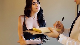 رجل مخلص يكافح مع الرغبة يلقي خطبة في المسكن غير الصحيح