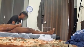 Massagear A Tensão Leva A Um Clímax Satisfatório